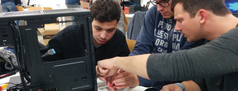Studenten stellen een PC samen