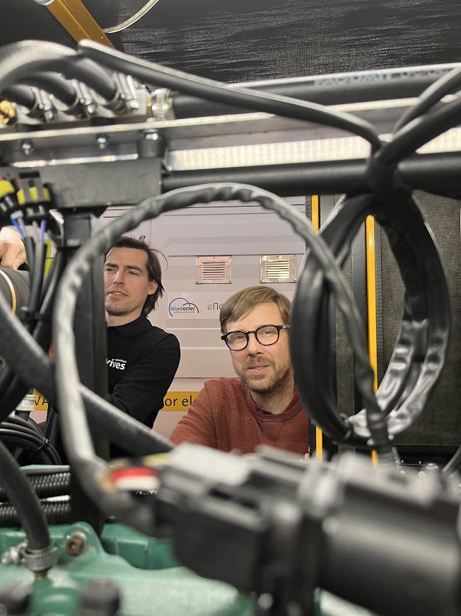 Sam en Arne werken aan de dual-fuelgenerator