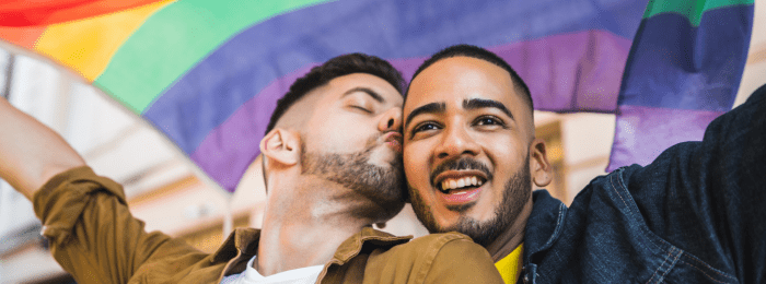 Pridevlag gedragen door 2 mannen