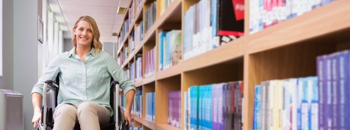 rolstoelgebruiker in een bibliotheek