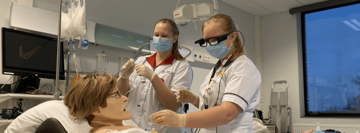 studenten bij een simulatie-patiënt