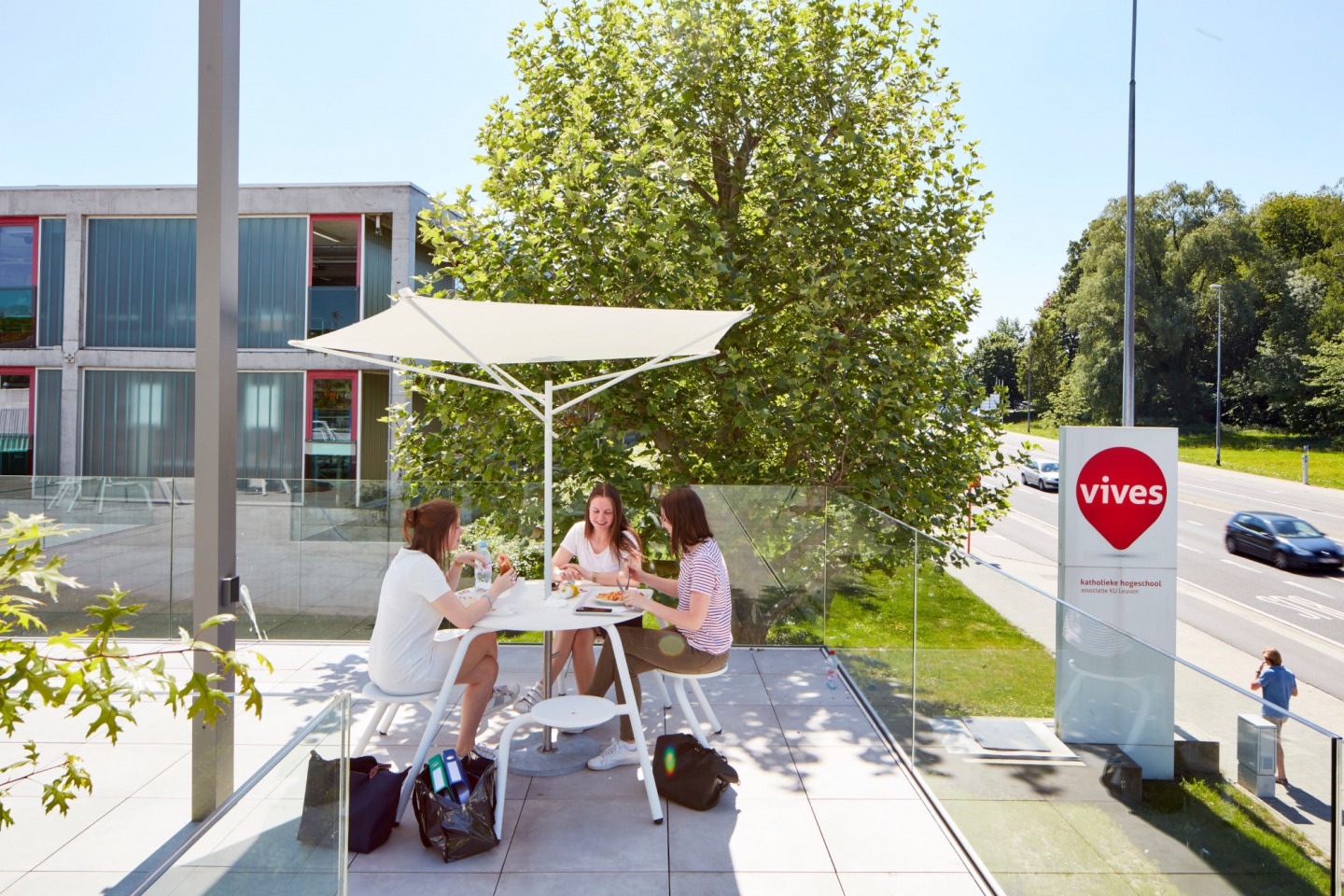 Studenten VIVES drinken iets op terras op campus Kortrijk
