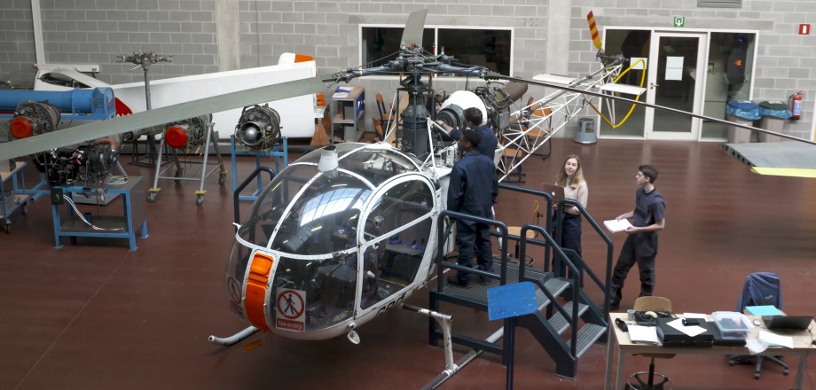 Bemande luchtvaarttechnologie helicopter in hangar