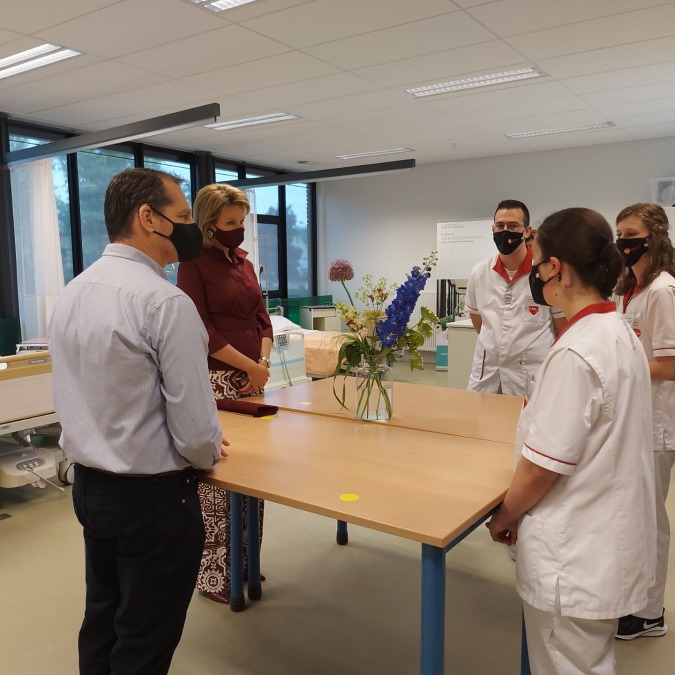Koningin Mathilde bezoekt verpleegkunde Kortrijk