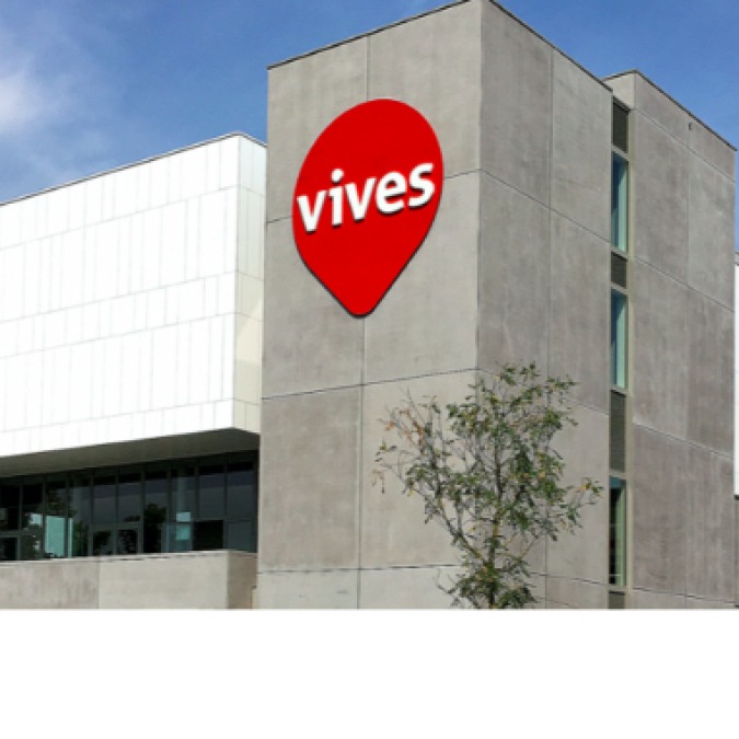 VIVES-campus in Roeselare, grijs gebouw rood logo