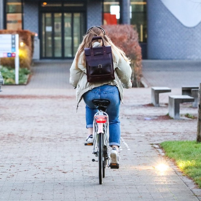 Student fiets recht op het gebouw forum af op VIVES campus Kortrijk