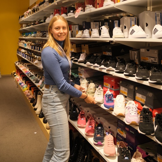 Student winkelmanagement verkoopt schoenen in schoenen Torfs