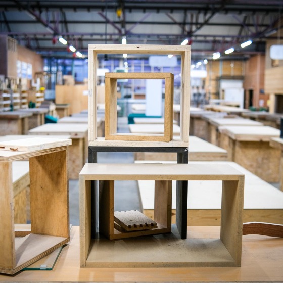 Houten kaders met uitzicht over atelier hout