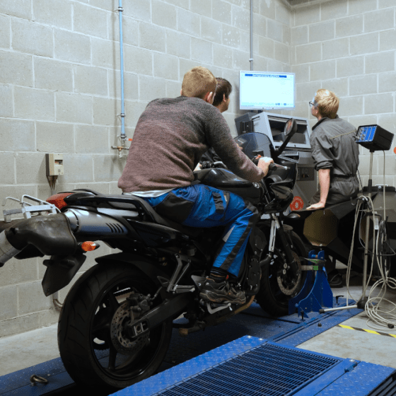 Brom- en motorfietsen testen motor