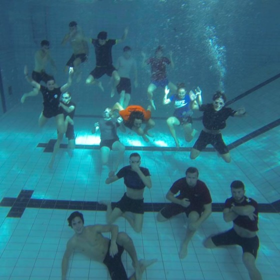 Studenten lichamelijke opvoeding zwemmen