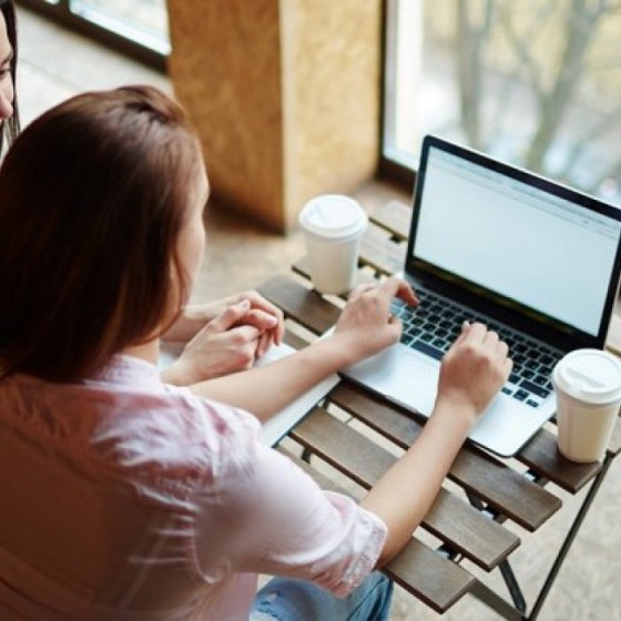 Student op laptop in koffiebar