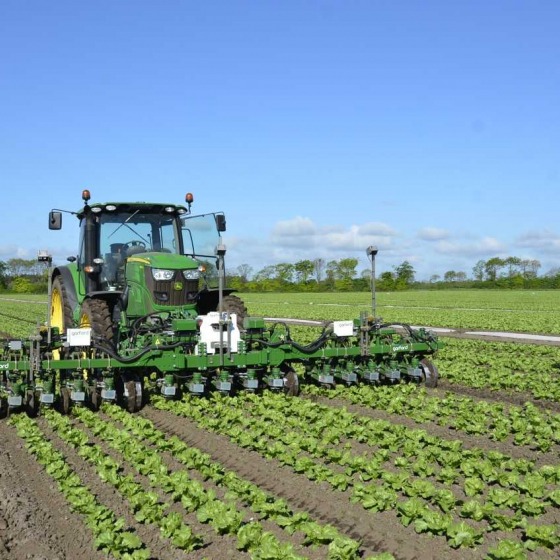 landbouwmechanisatie traktor op het veld