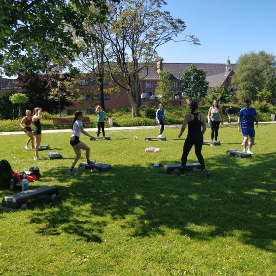 Studenten tijdens les in park