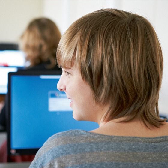 Studente aan een computer
