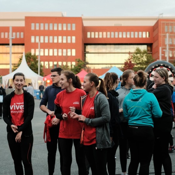 studenten staan op plein te wachten op startschot loopwedstrijd