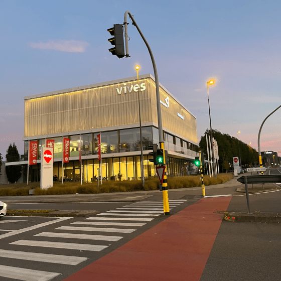 Verkeerslichten met gebouw campus VIVES Kortrijk