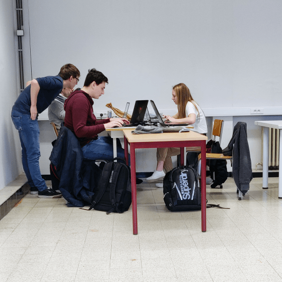 groepje studenten aan computer