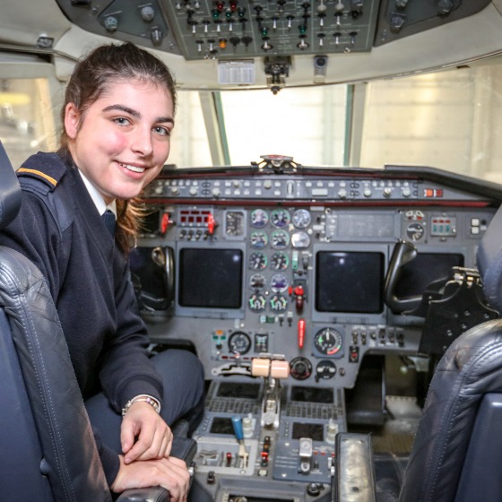Aspirant-lijnpiloot student in cockpit