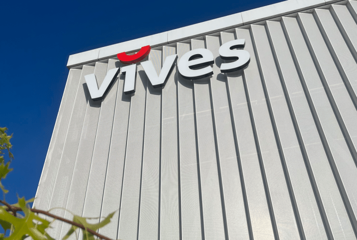 Gebouw met VIVES-logo